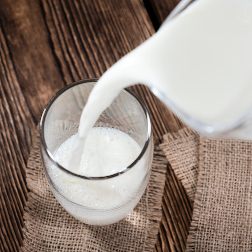 Por qué deberías usar leche entera en tus batidos de proteína de suero