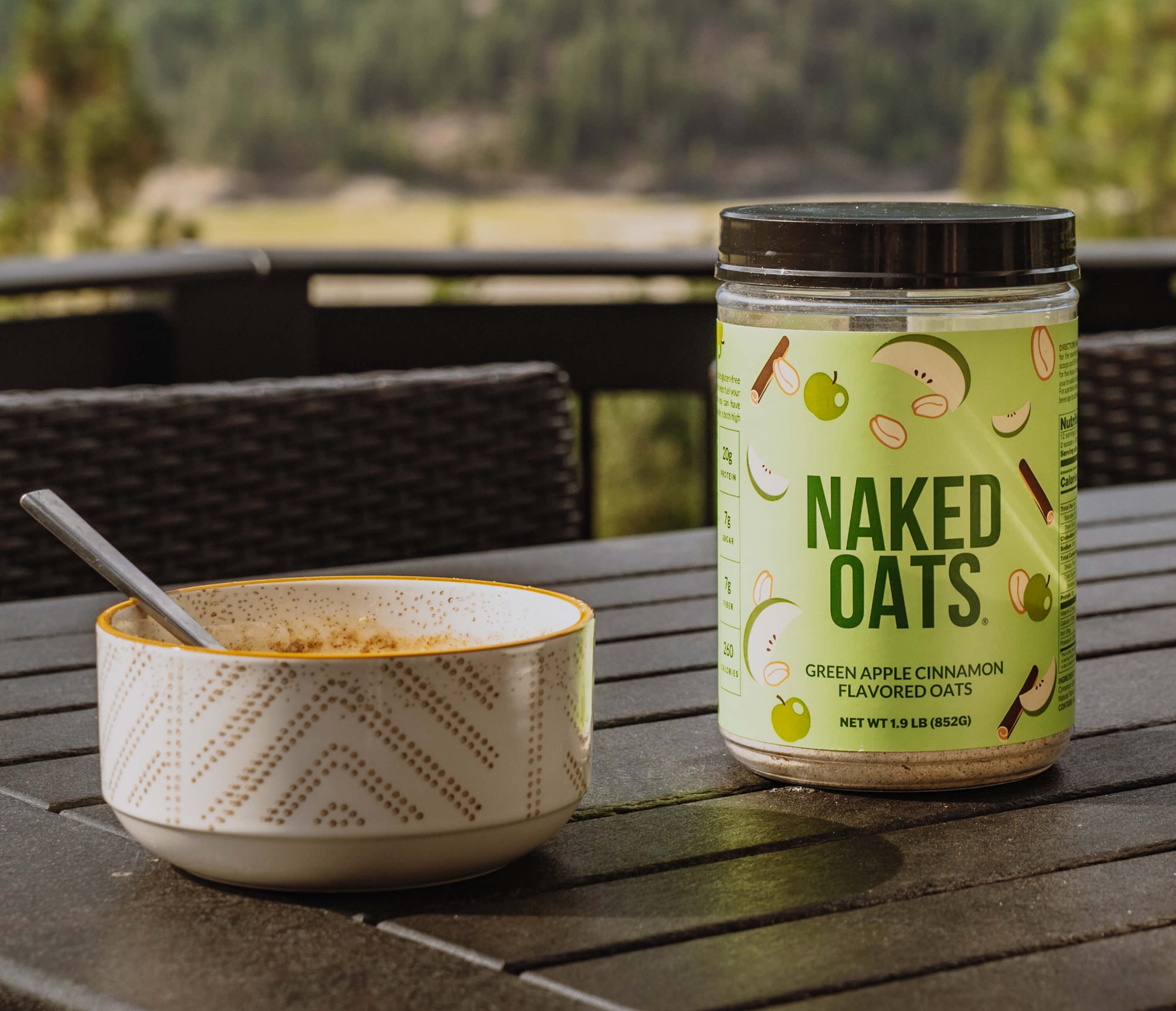 Prepare our high-protein oats the night before to enjoy a quick and easy high-nutrition breakfast. Or mix with your preferred milk and enjoy immediately!
