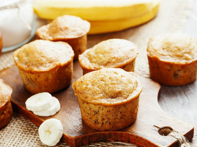 Muffins de plátano y manzana sobre una tabla de madera