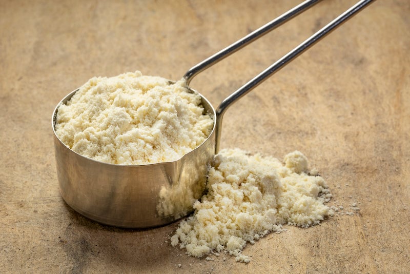 Cuchara de metal con polvo de proteína de suero