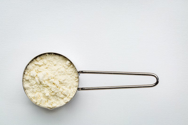 Proteína de suero en una cuchara de metal