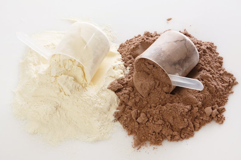 Dos cucharadas de proteína en polvo saborizada