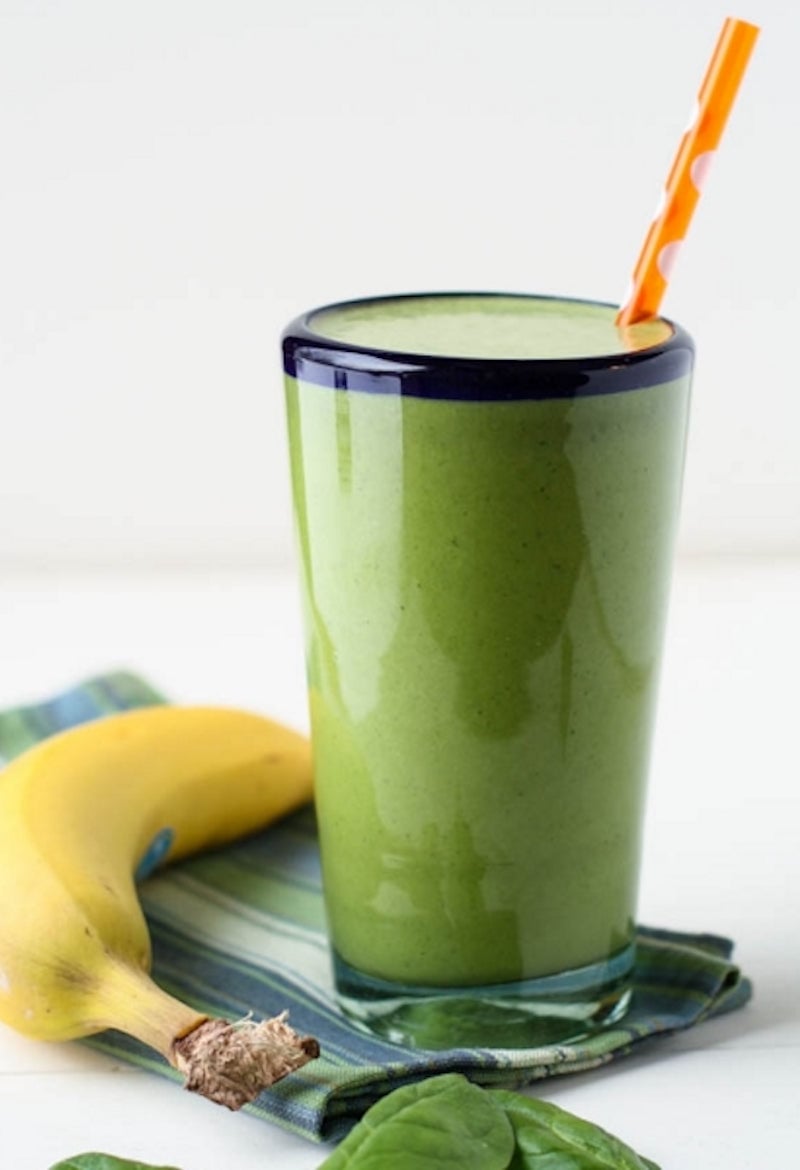 Batido de proteína de guisante verde en polvo junto con hojas de plátano y espinaca